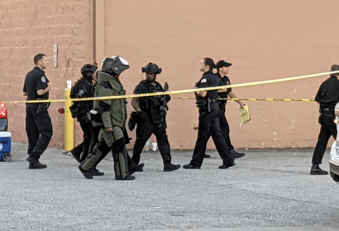 凶手饮弹!美国超市突曝枪击案2死13伤,员工"装死"逃过一劫(图)_kroger