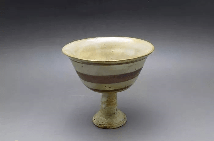 工艺上高度自由与精巧,坚持自由创作和自由发挥,兼容并蓄学习名窑样式