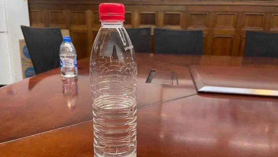 伴公汀会议场所半瓶水浪费严重人大代表呼吁上海应发起一场清瓶行动