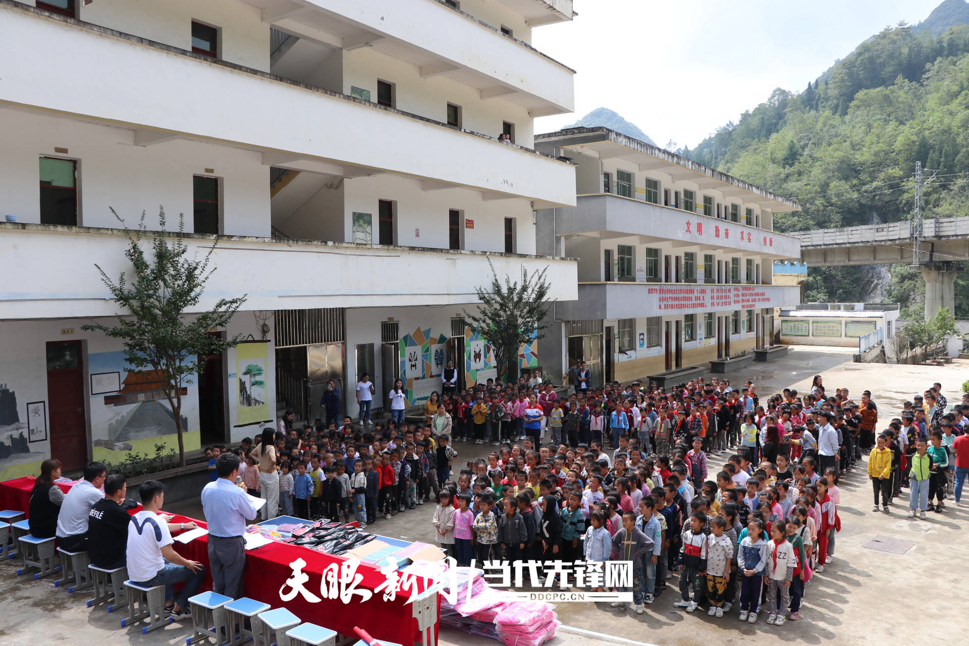 我为群众办实事 爱心企业赴织金县水依小学捐赠学习用品 活动