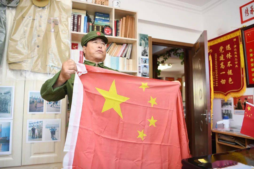 国旗颜色已经很旧了,有的还有一些划痕,每每翻看这些国旗,吕清江都禁