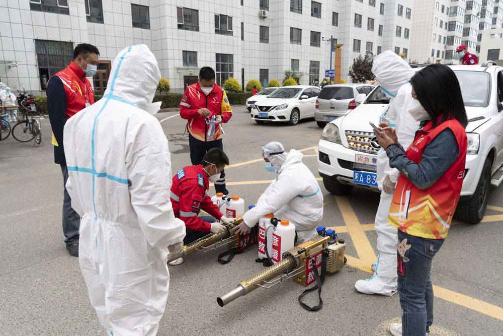 医务工作者,志愿者等,他们不分日夜坚守一线,筑牢疫情"防火墙",为群众