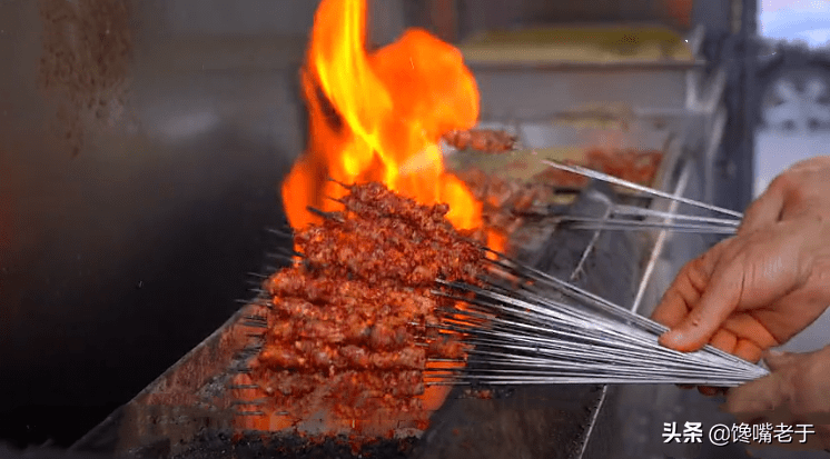 第一次去兰州吃烤肉,点了20串重辣,老板反复确认,端上桌我傻了