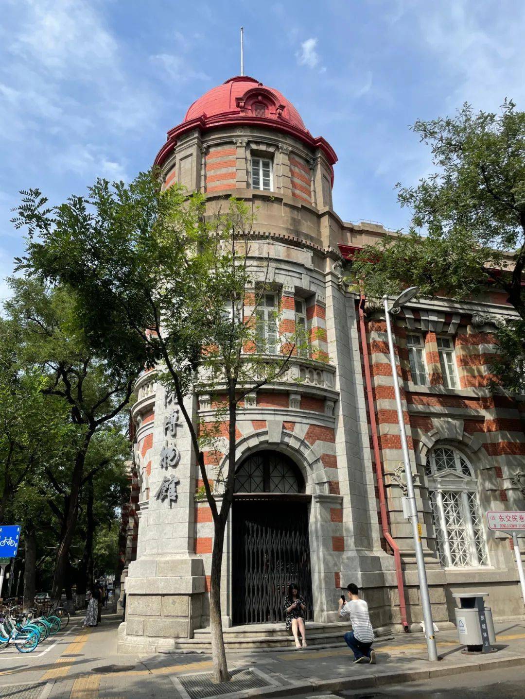 一直到最东边的大教堂,一路上都是以前租界的建筑,包括法国邮局等等.