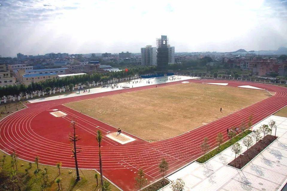 26,罗定中学罗定中学是广东省一级学校,国家级示范性普通高中.