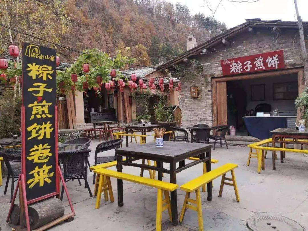 再来一碗腊肉饭,再碟一碗凉粉,如果觉得不过瘾,周围小村子的农家乐