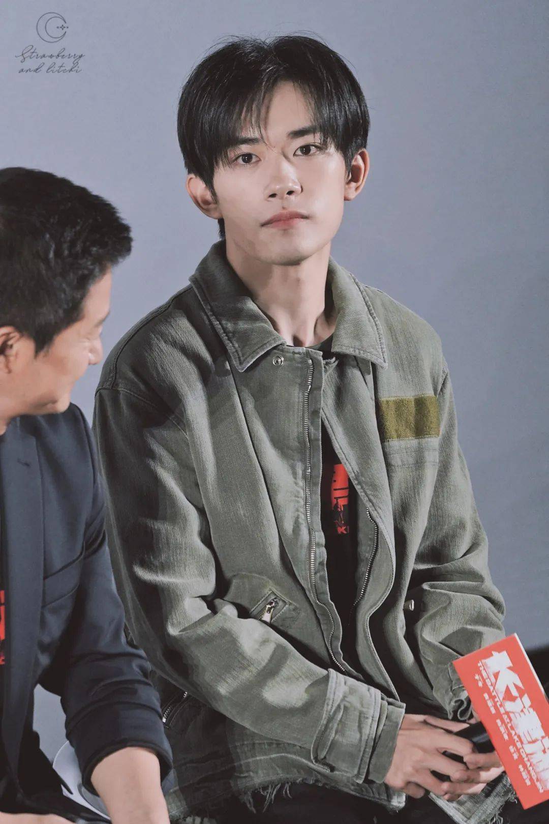 易烊千玺现身长津湖首映礼,身穿军绿色外套的万里,往那一站就很正!