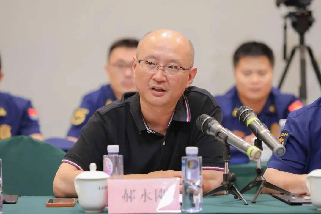 支队冯浩等总队文艺宣传队代表和原总队文工团代表郝永刚依次交流发言