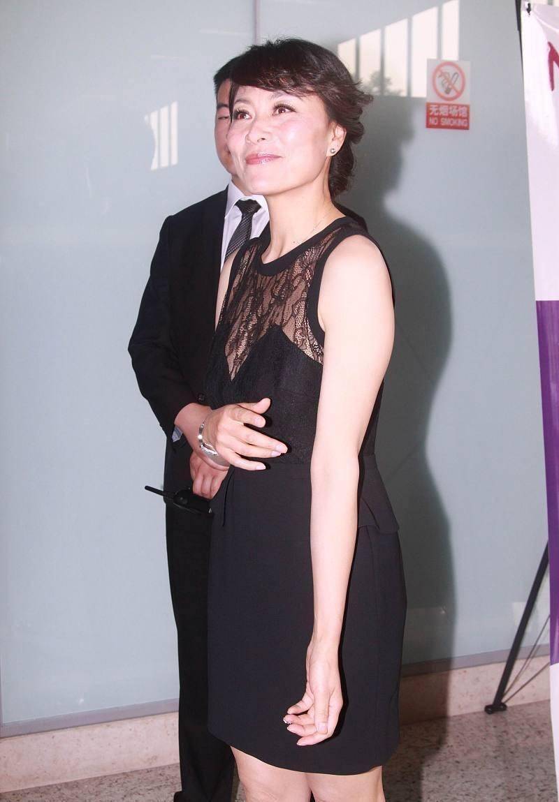 岳红的气质挺大方的拼接蕾丝裙穿出精致感有点丰满但不减气质