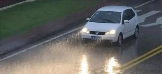 雨天路滑易发生车祸事故滨州的司机朋友们一定注意了