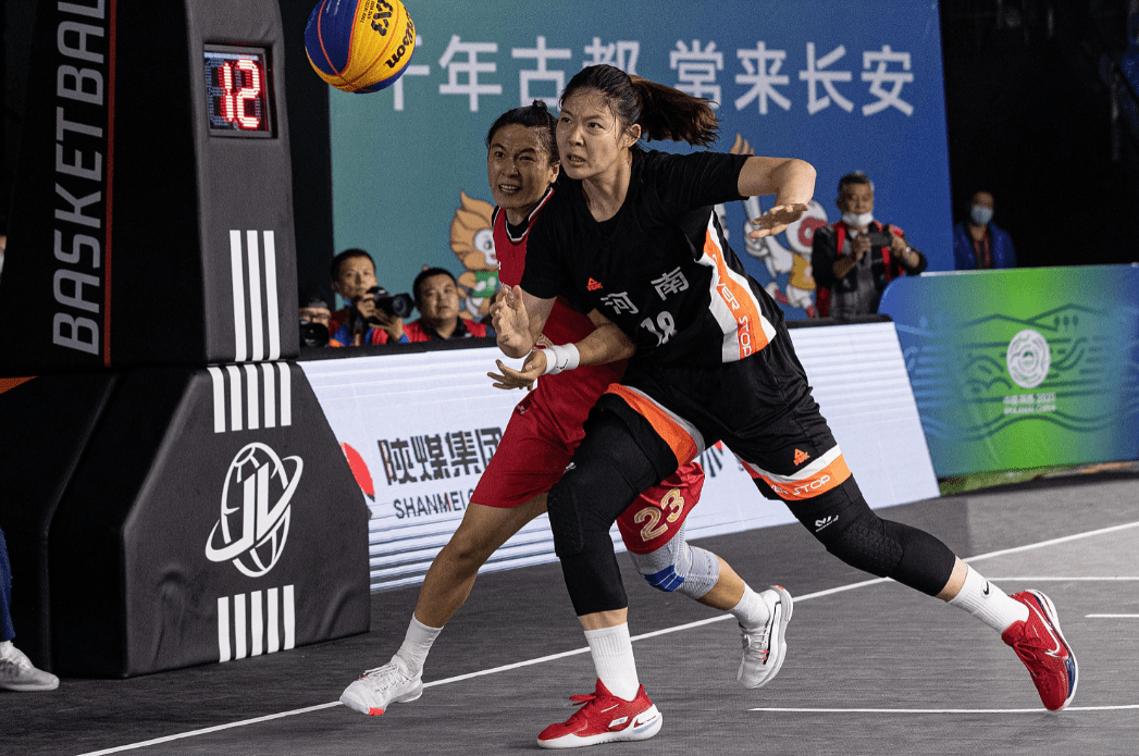 三人篮球女子组决赛,联合队球员王丽丽(左)与河南队球员牛嘉在比赛中