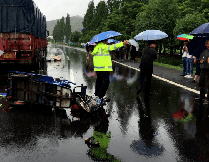 造成徐某某当场死亡,王某某受伤及两车不同程度受损的道路交通事故.