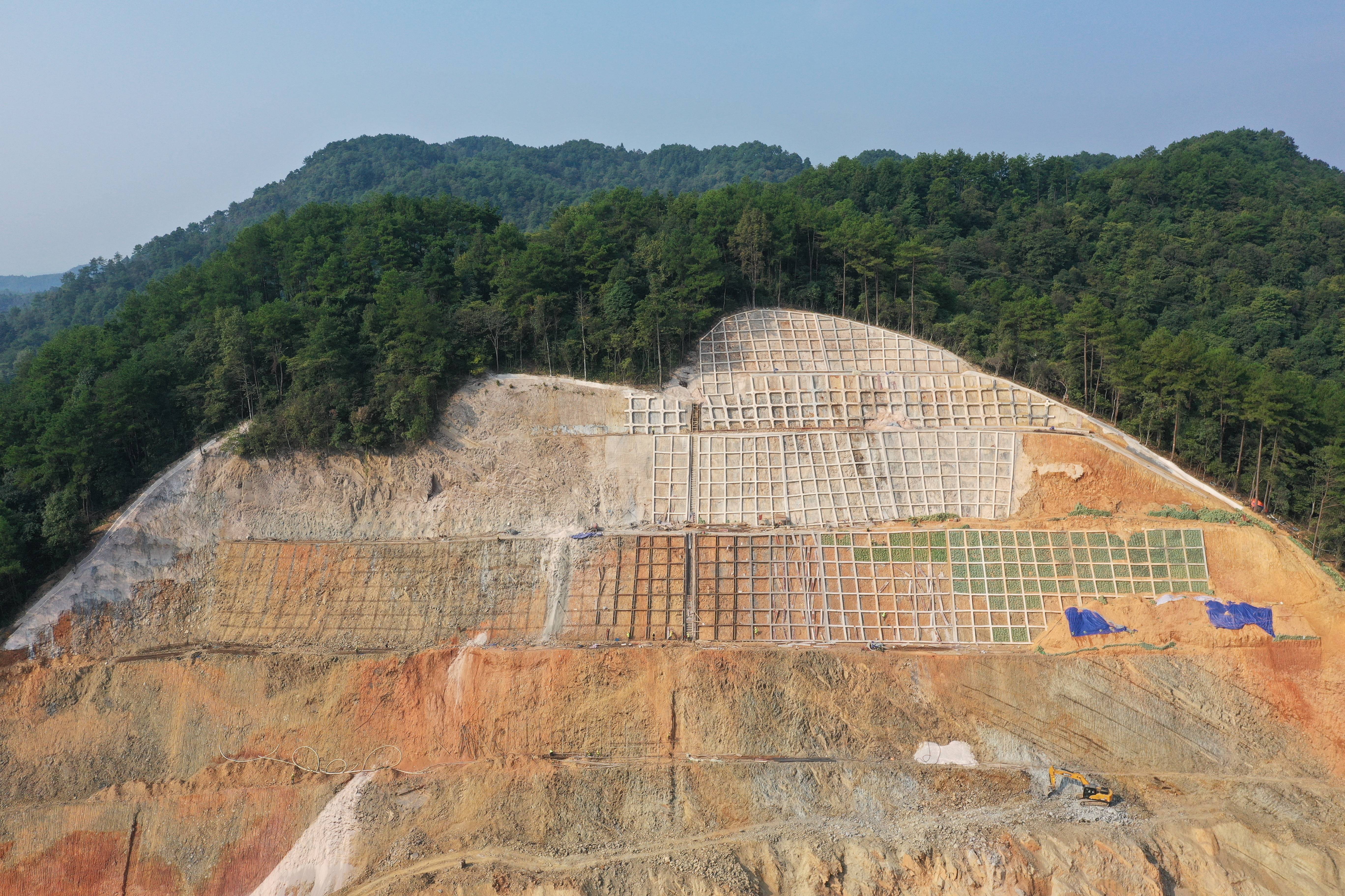 黎平公路管理段:积极抢修地质灾害路段 筑牢群众安全出行屏障