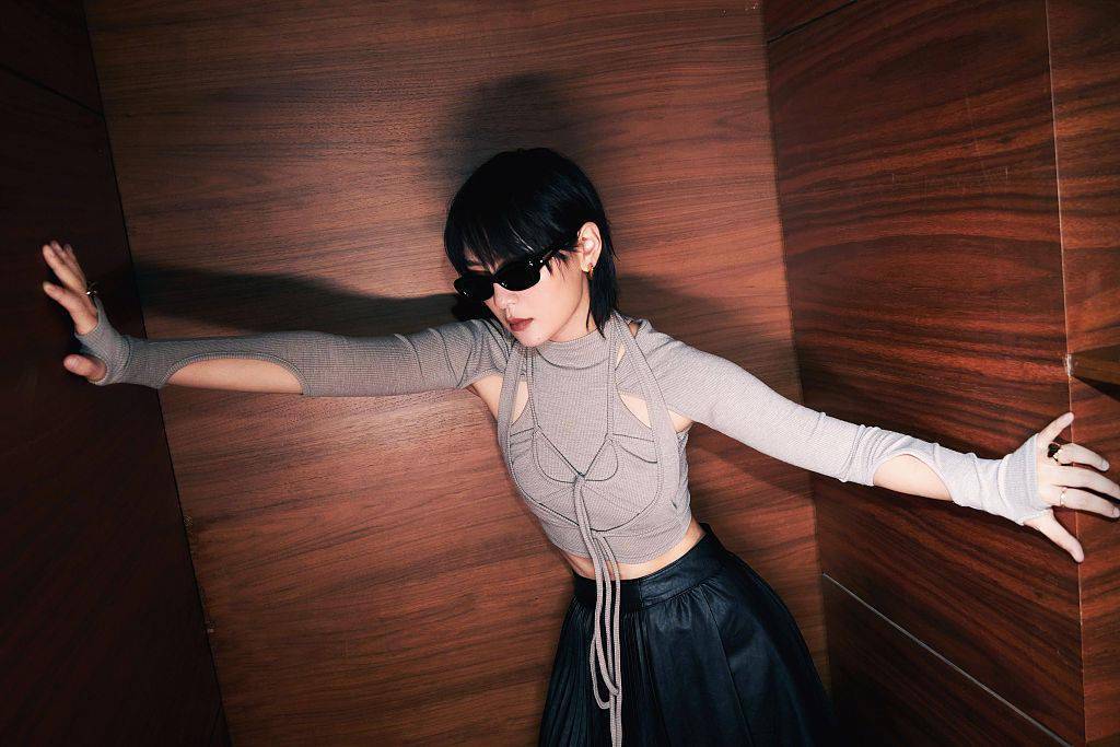 周笔畅绑带露脐装秀性感马甲线 光影间抬头远眺科技感满满