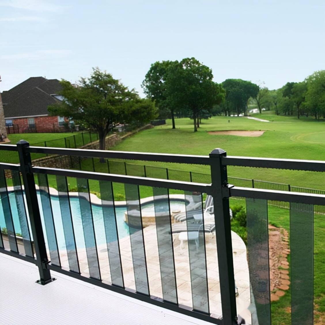 竖状玻璃做院子护栏中间留空5cm美景有了安装也方便不少