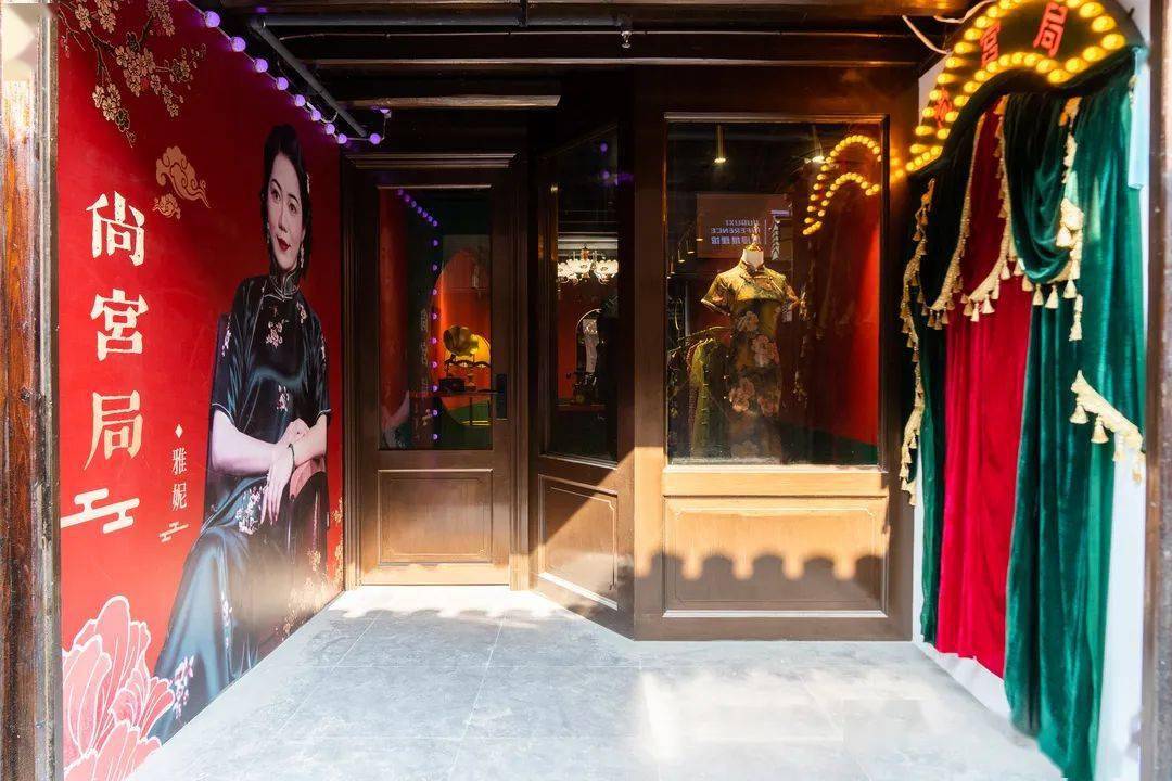 老上海舞厅的明艳红绿配色,在橱窗里熠熠生辉的精致旗袍,富有民国特色