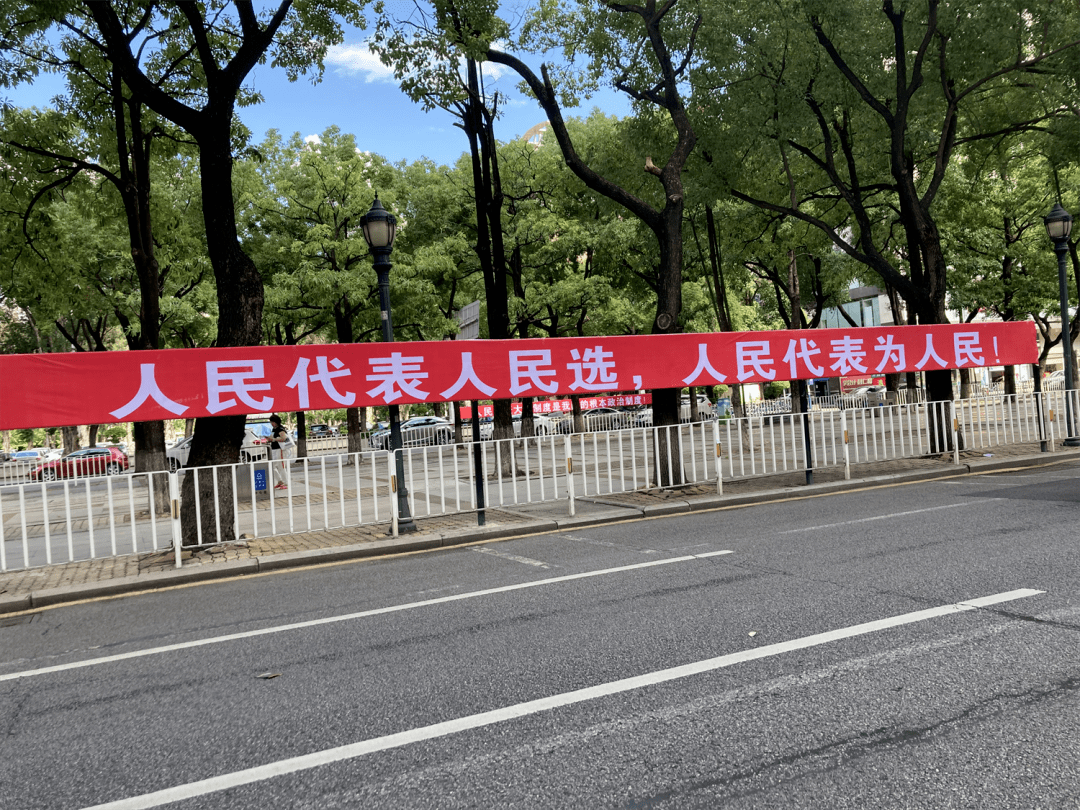 在镇中心区主干道显眼位置悬挂横幅标语三,广泛宣传到位全力营造