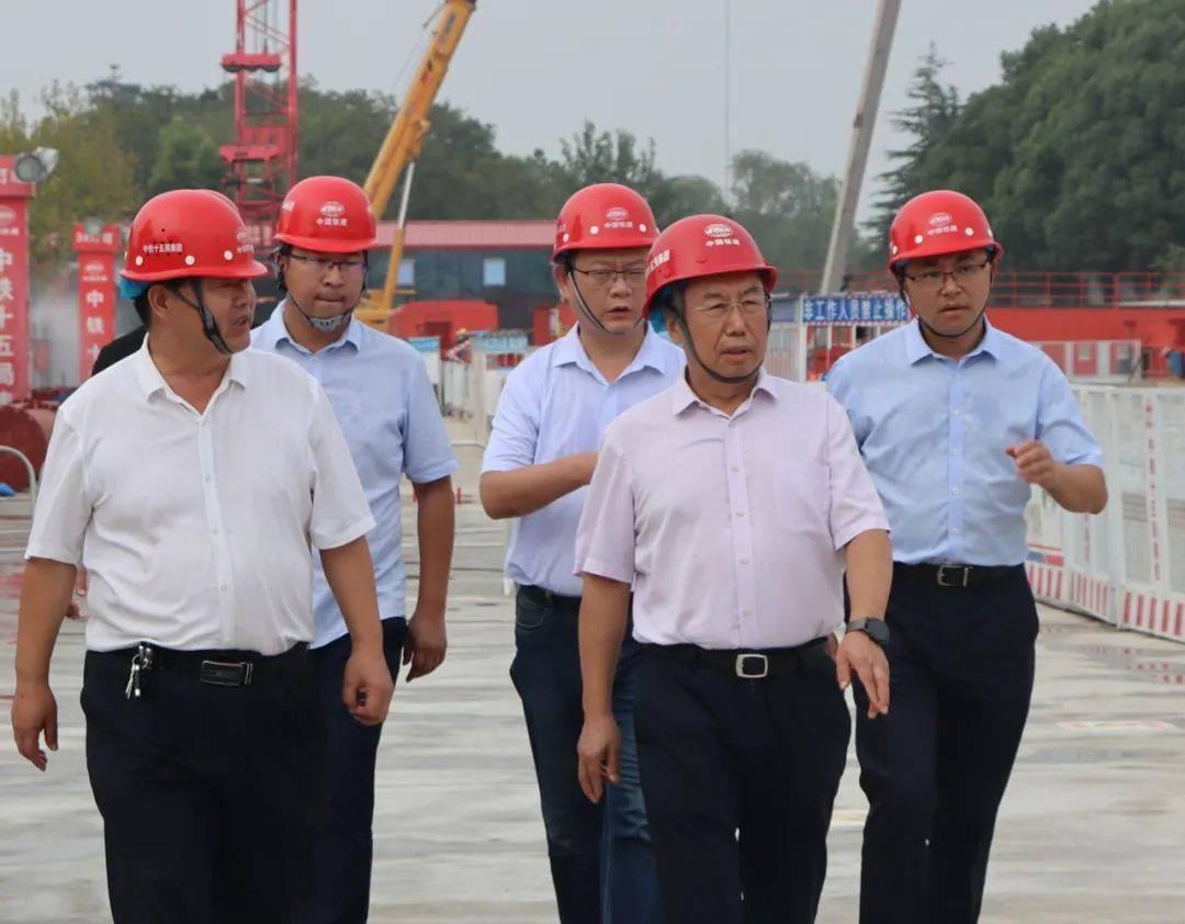 张喜胜利用商务活动间隙突击检查工地安全