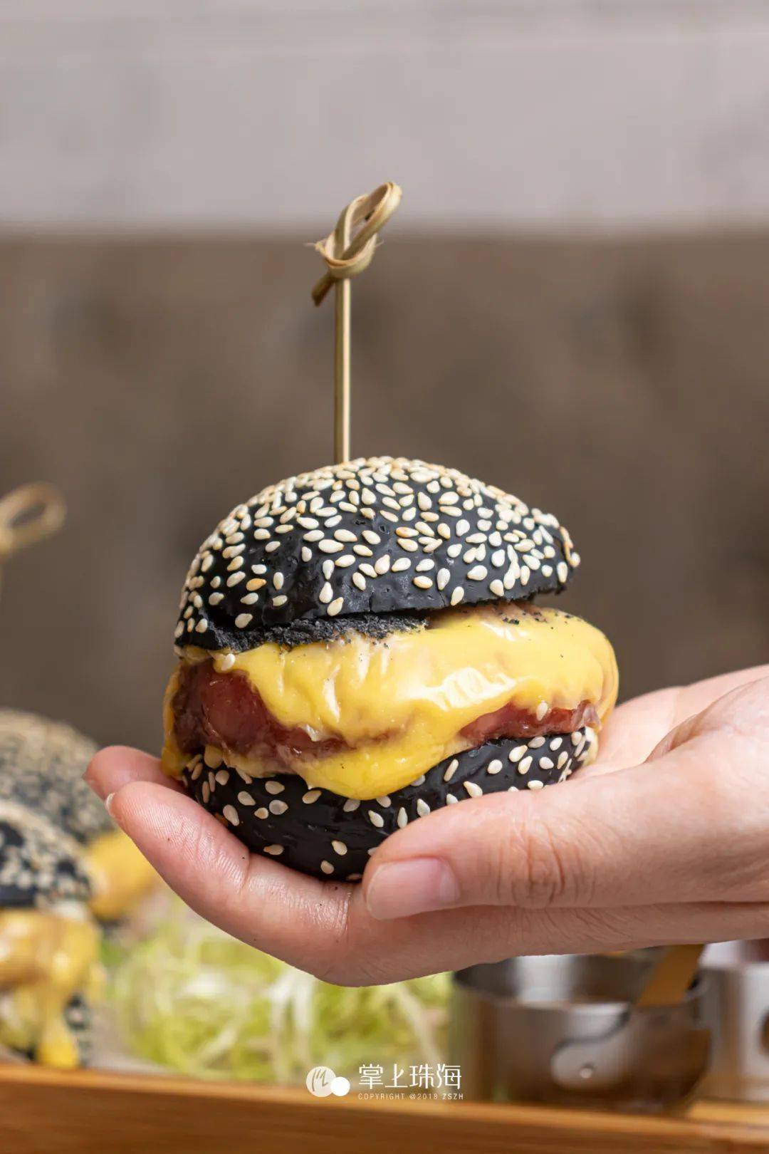black hamburger01央厨还特地打造了创意下午茶餐单在落日前让浪漫与