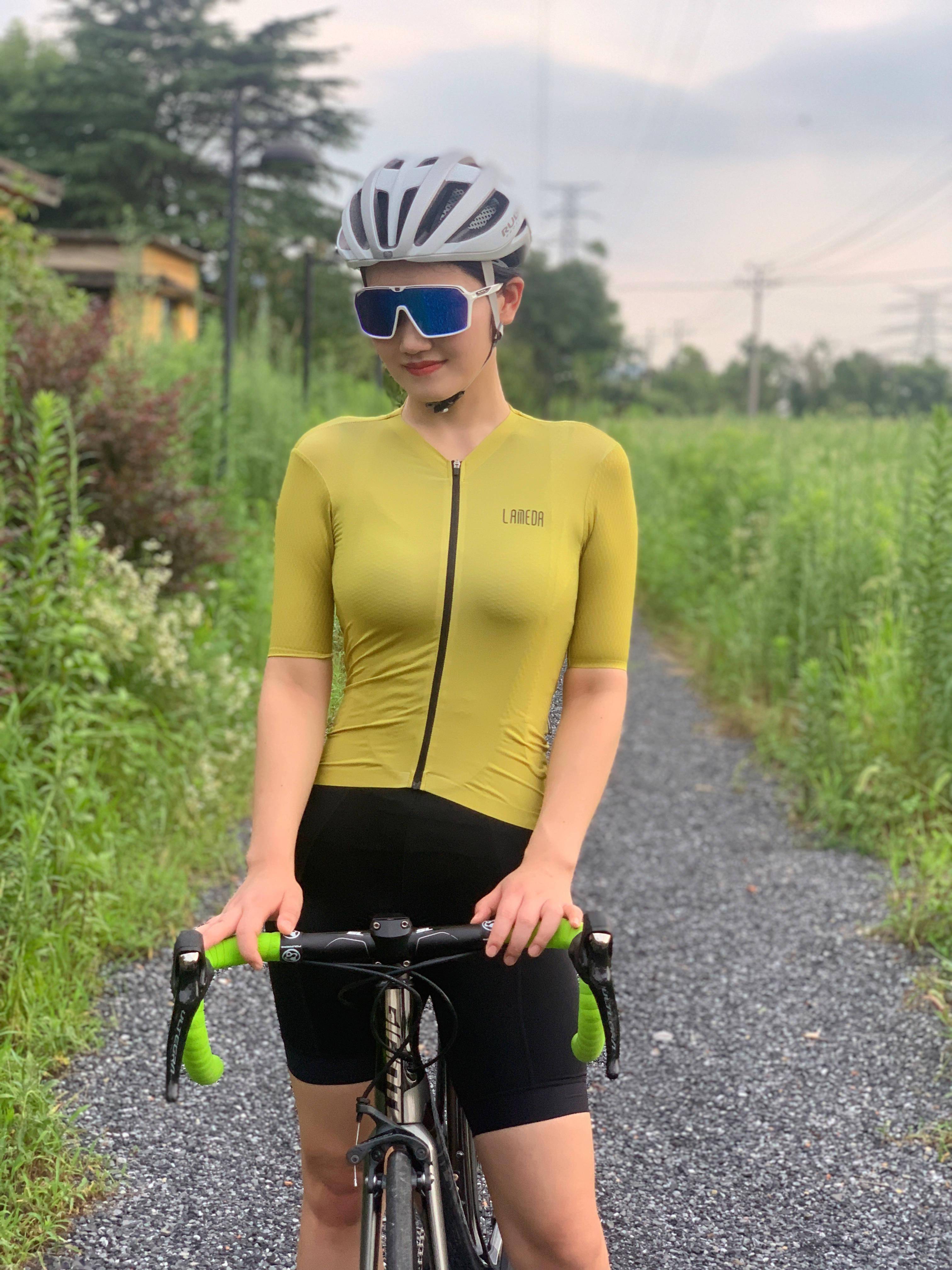 男人约女人骑车 带女人去和朋友吃饭 一起陪女人爬山说明什么 女人骑车带男人说明什么 自媒体热点 男人约女人骑车 带女人去和朋友吃饭 一起陪女人爬山说明什么 女人骑车带男人说明什么 自媒体热点