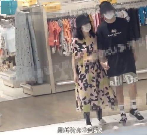 夫妻俩|张杰谢娜带双胞胎女儿商场玩乐，十指相扣甜如新婚，结婚十年仍恩爱