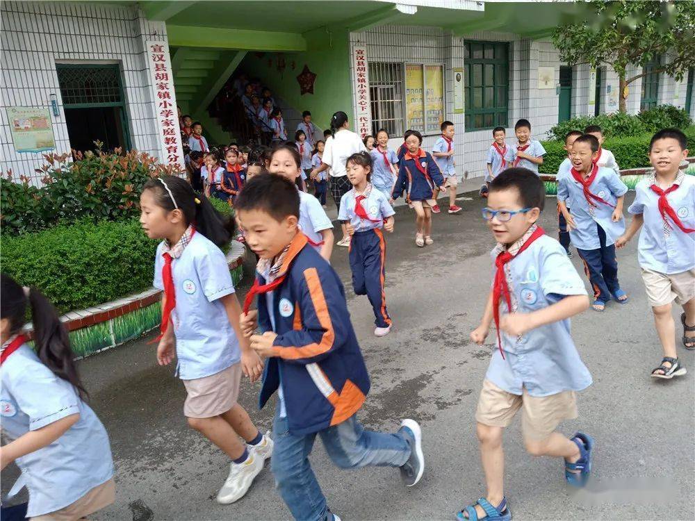 宣漢縣胡家鎮小學舉行消防應急疏散演練