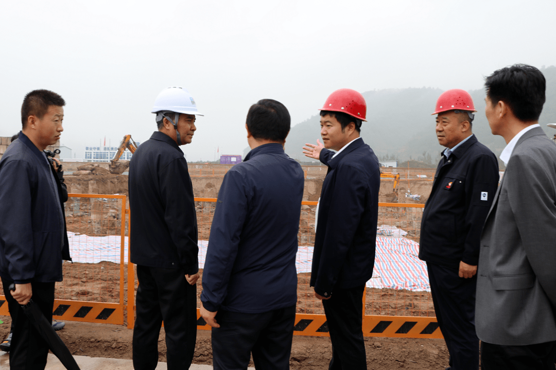 李延武一行先後來到新動能產業園區南片區(楊家溝)路網工程,安塞農