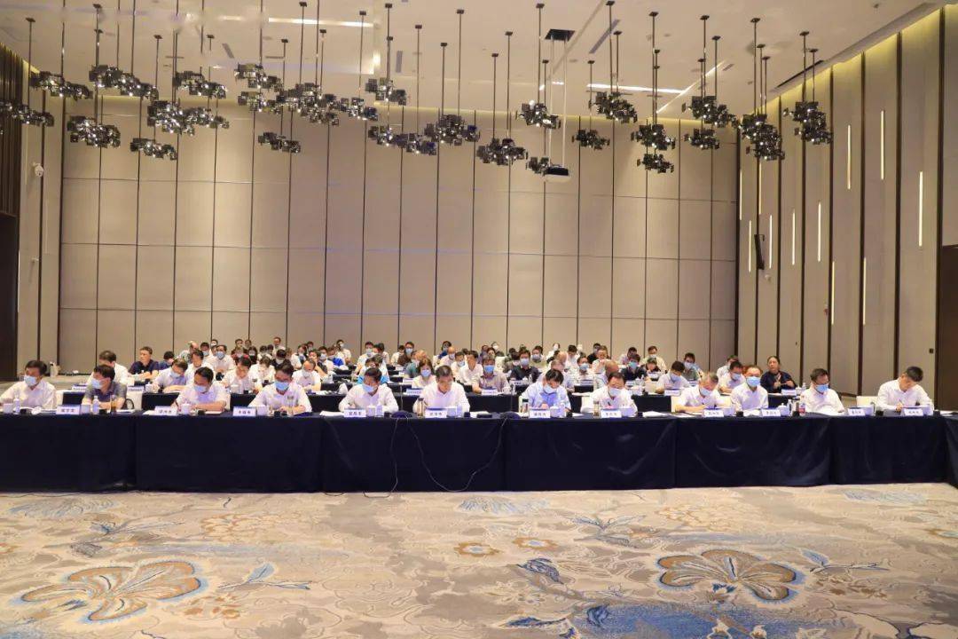 湖北省副省长曹广晶出席会议并讲话,湖北省政府副秘书长何开文主持
