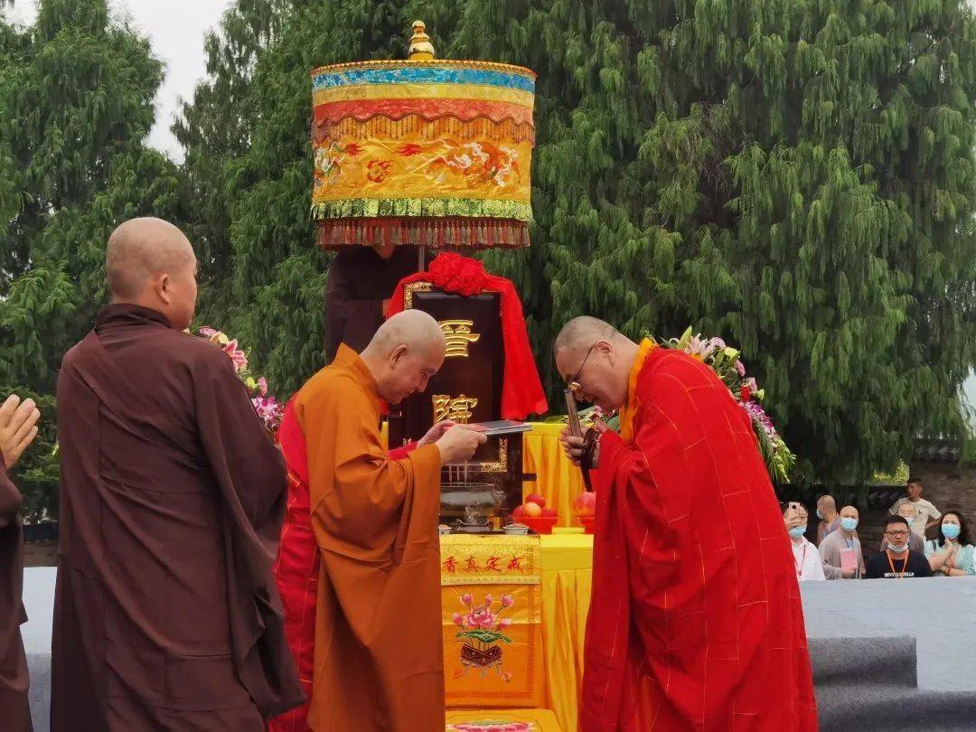 盛世喜訊天台山寶華禪寺舉行果寧法師榮膺方丈升座慶典