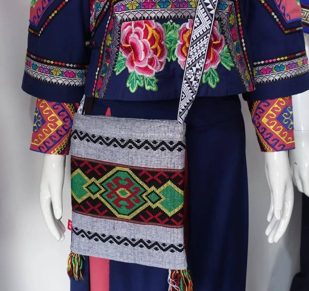 土家织锦民族服饰非遗工坊落户清江画廊这个十一5a景区再添新亮点