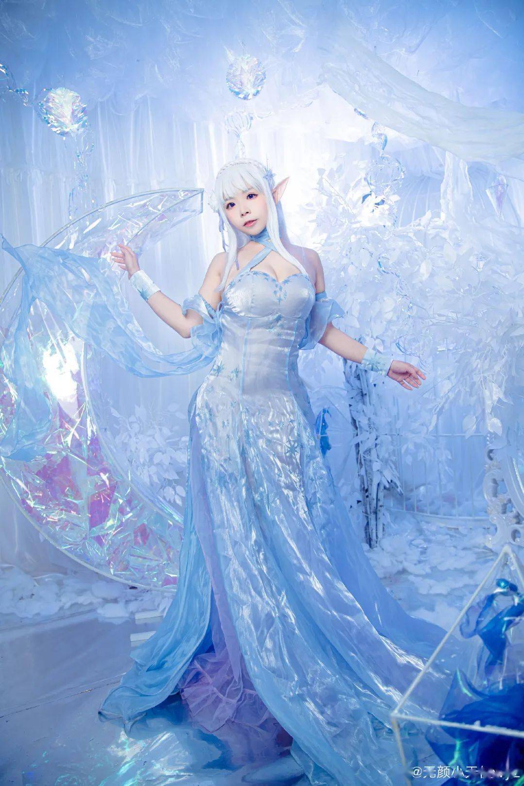 二次元cos蓝色精灵少女