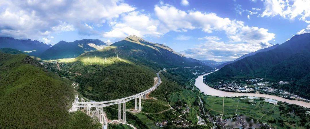在国庆佳节来临之际,滇西北的巍巍高原传来好消息:香丽高速公路全线