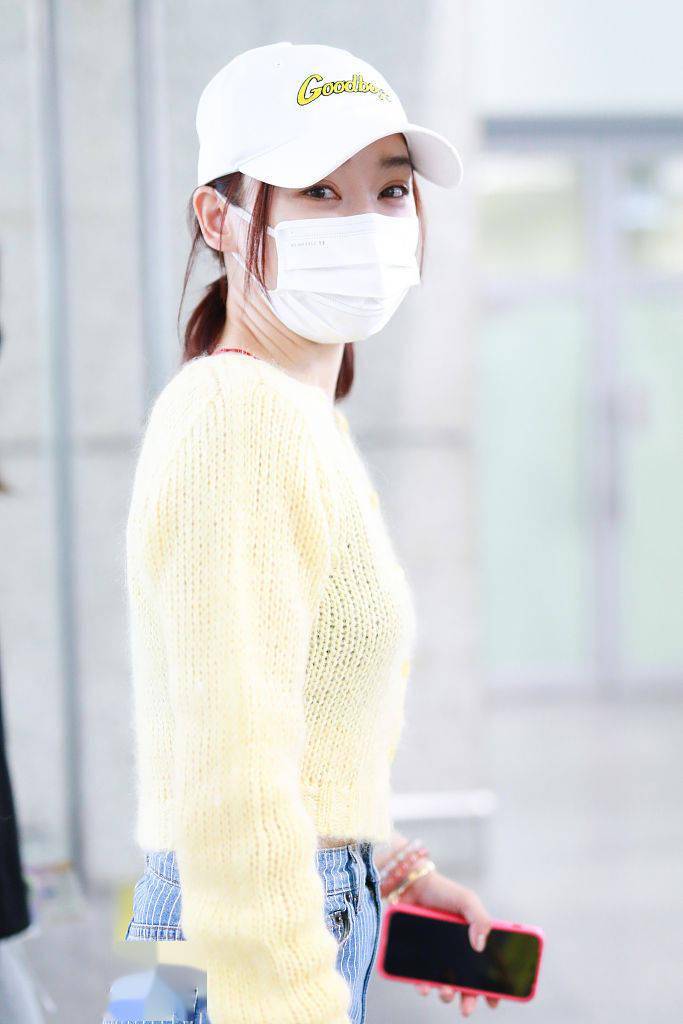 条纹 袁姗姗一身清新邻家机场装 鹅黄色毛衫搭竖条纹长裤温柔可人