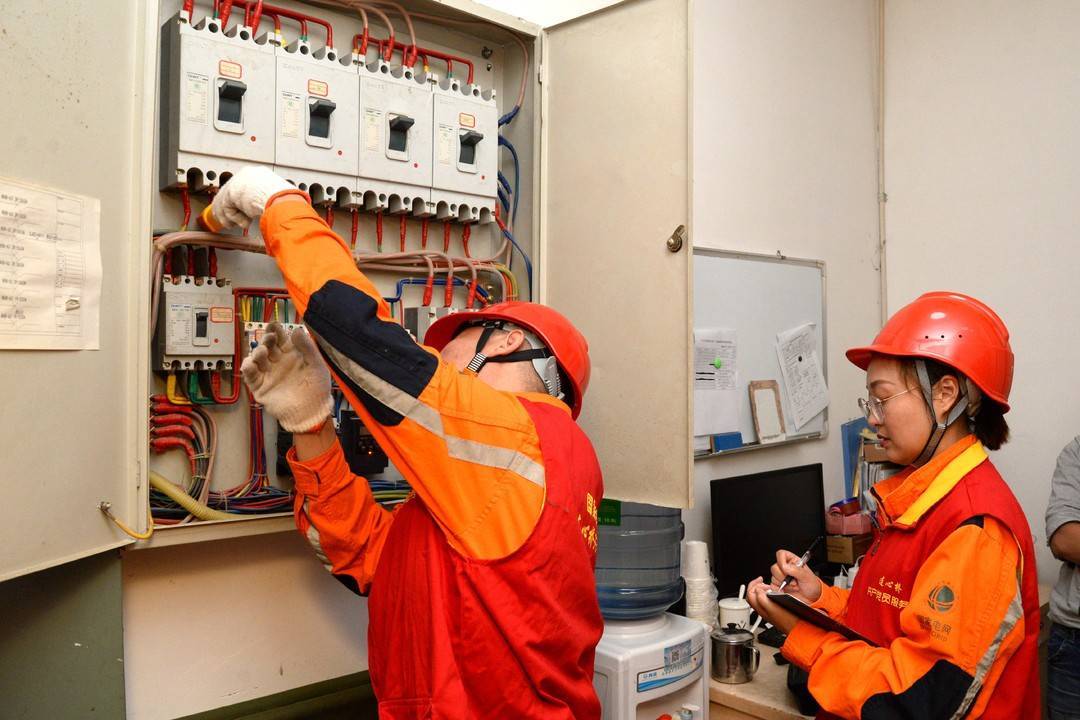 24小时待命 四川启动国庆黄金周保供电应急机制_电力