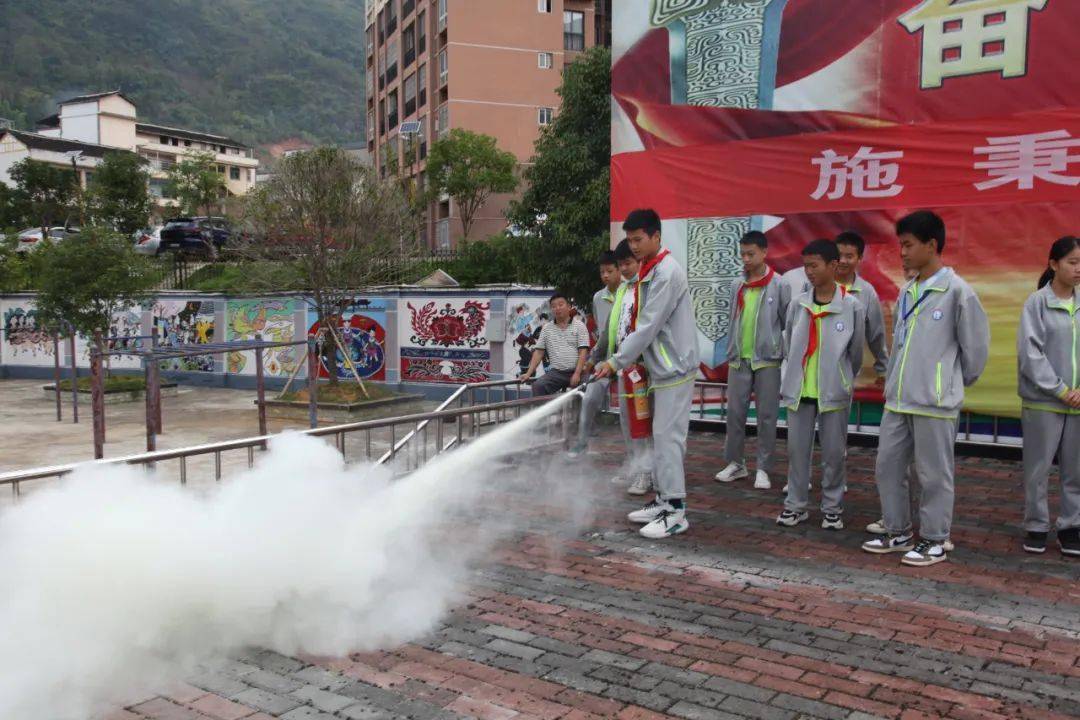 施秉大队走进民族中学开展消防安全知识培训