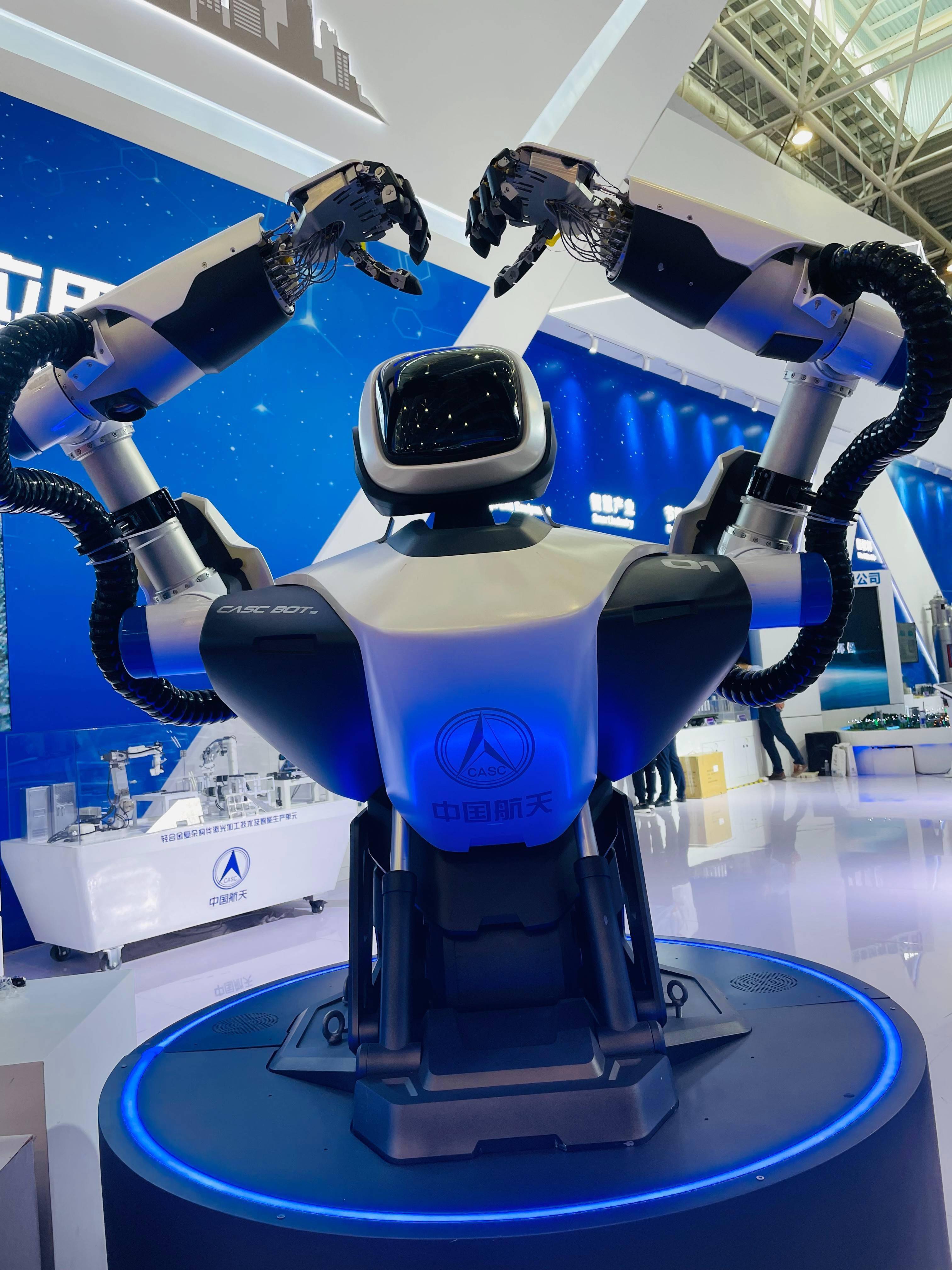 灵龙机器人比心造型代表航天人告白伟大祖国生日