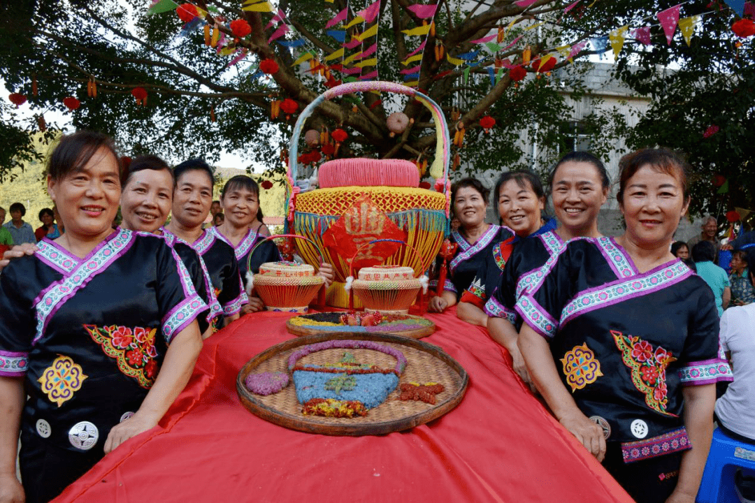 巴别乡:"麦秆花篮村"群众欢歌笑语庆丰收
