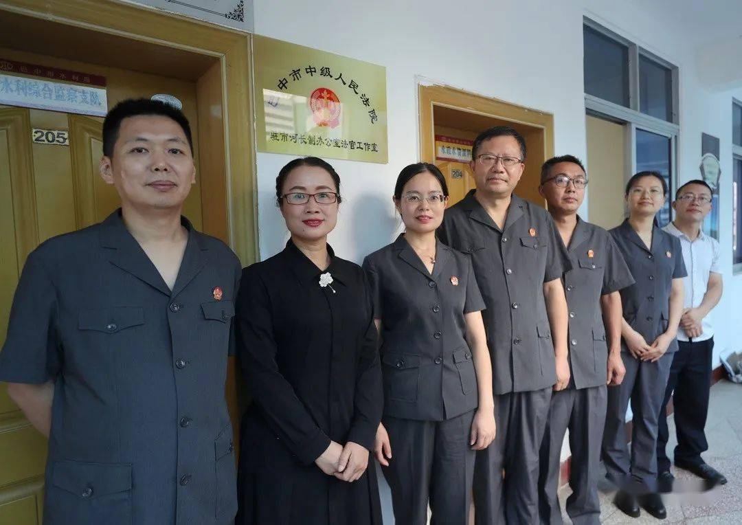 巴中中院副院长许雪梅,市水利局副局长黄建华参加挂牌仪式,并签署了