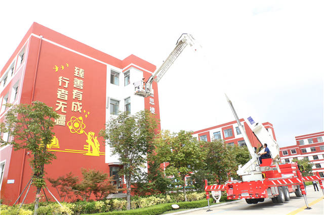 威海市校园消防安全应急演练观摩活动在文登实验中学举行_疏散