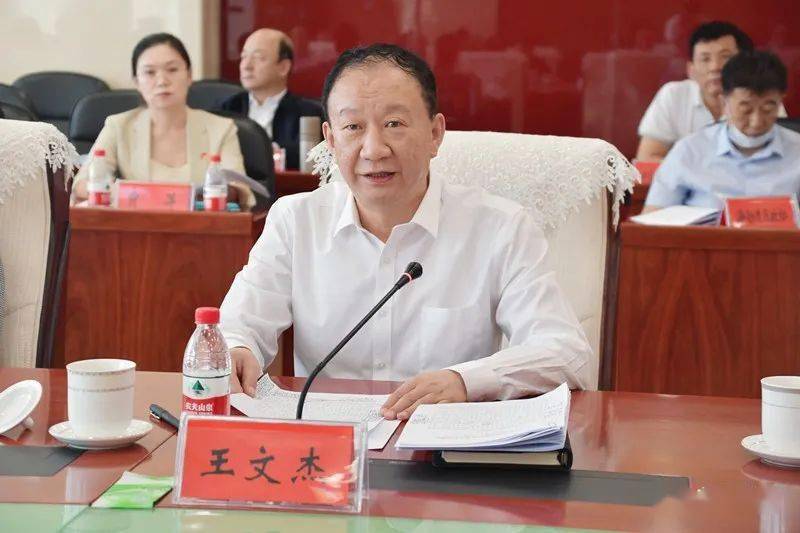市政协召开"乌海市生态环境综合治理"专题议政性常委会议