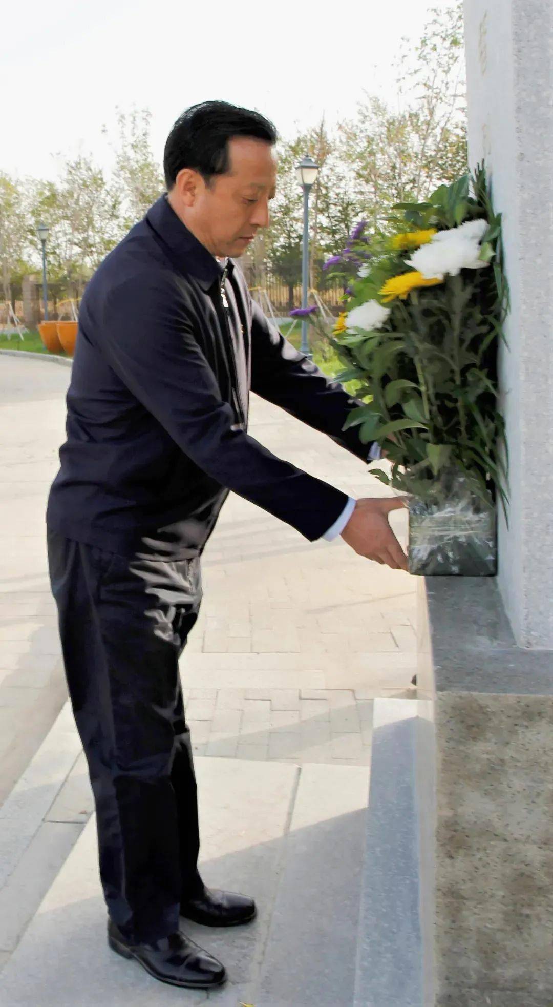董沂峰等师市领导祭奠革命烈士