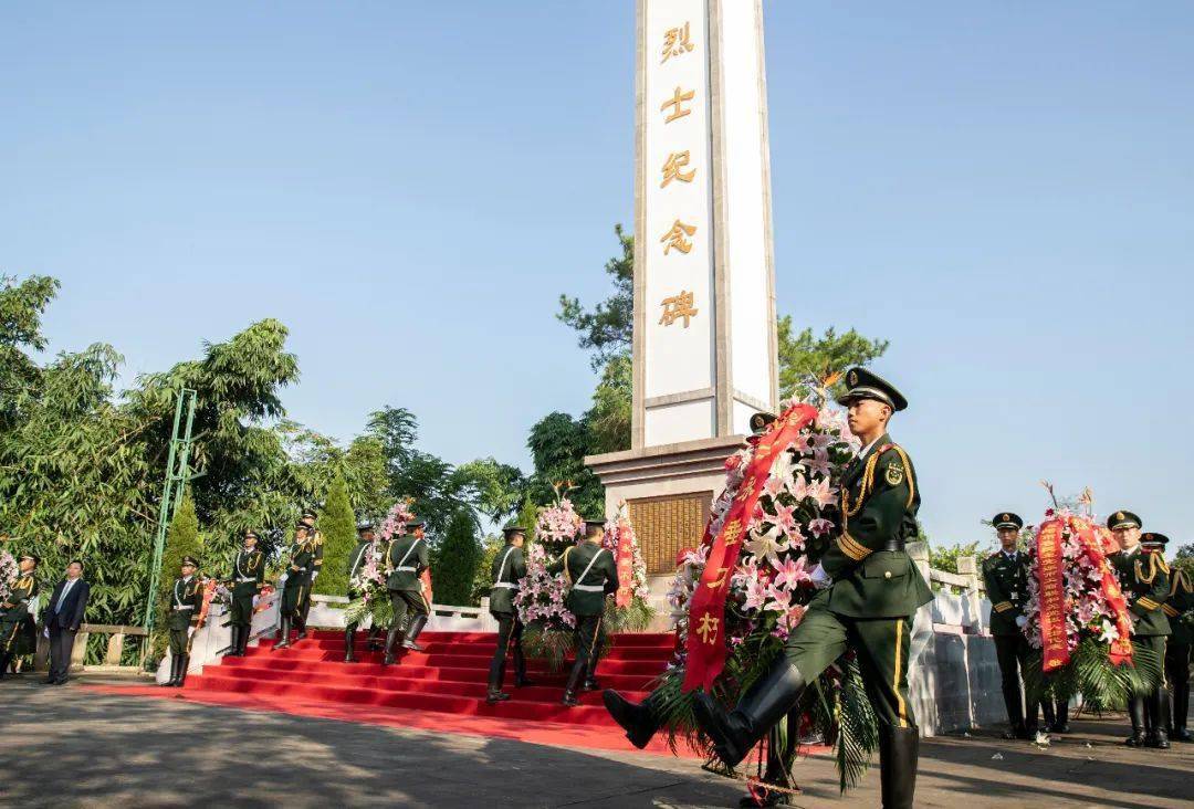 儀式結束後,各界幹部群眾代表還參觀了革命烈士紀念館,瞻仰烈士的英勇