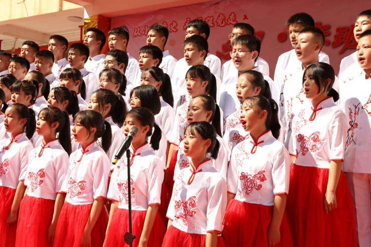 上午9时许,修文二中操场上,鲜红的地毯,透出节日的喜庆;彩旗,鲜花