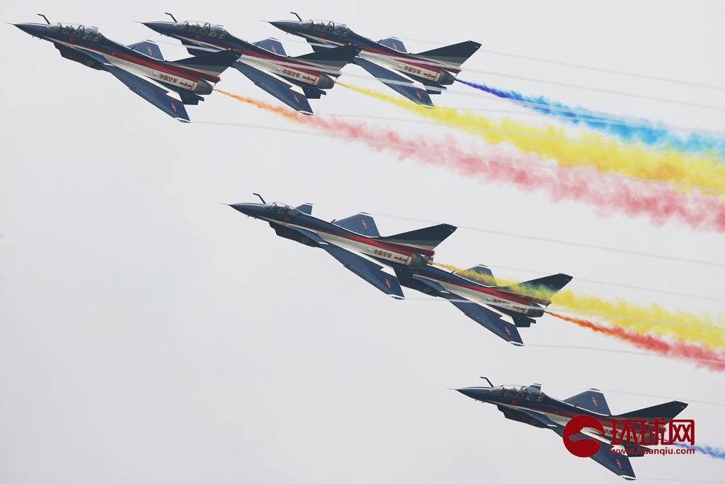 图集空军八一飞行表演队国庆节拉彩烟为祖国庆生