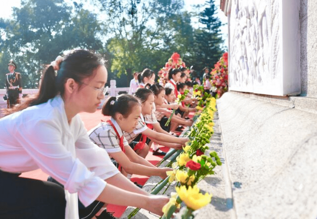 烈士纪念日向人民英雄敬献花篮仪式在邕举行