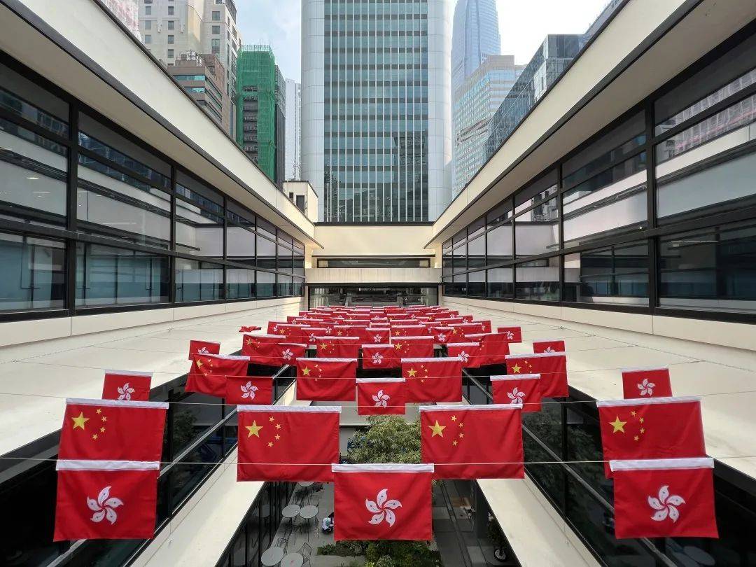 今天,香港的大街小巷悄然披上"中国红", 五星红旗和紫荆花旗交相挥吵