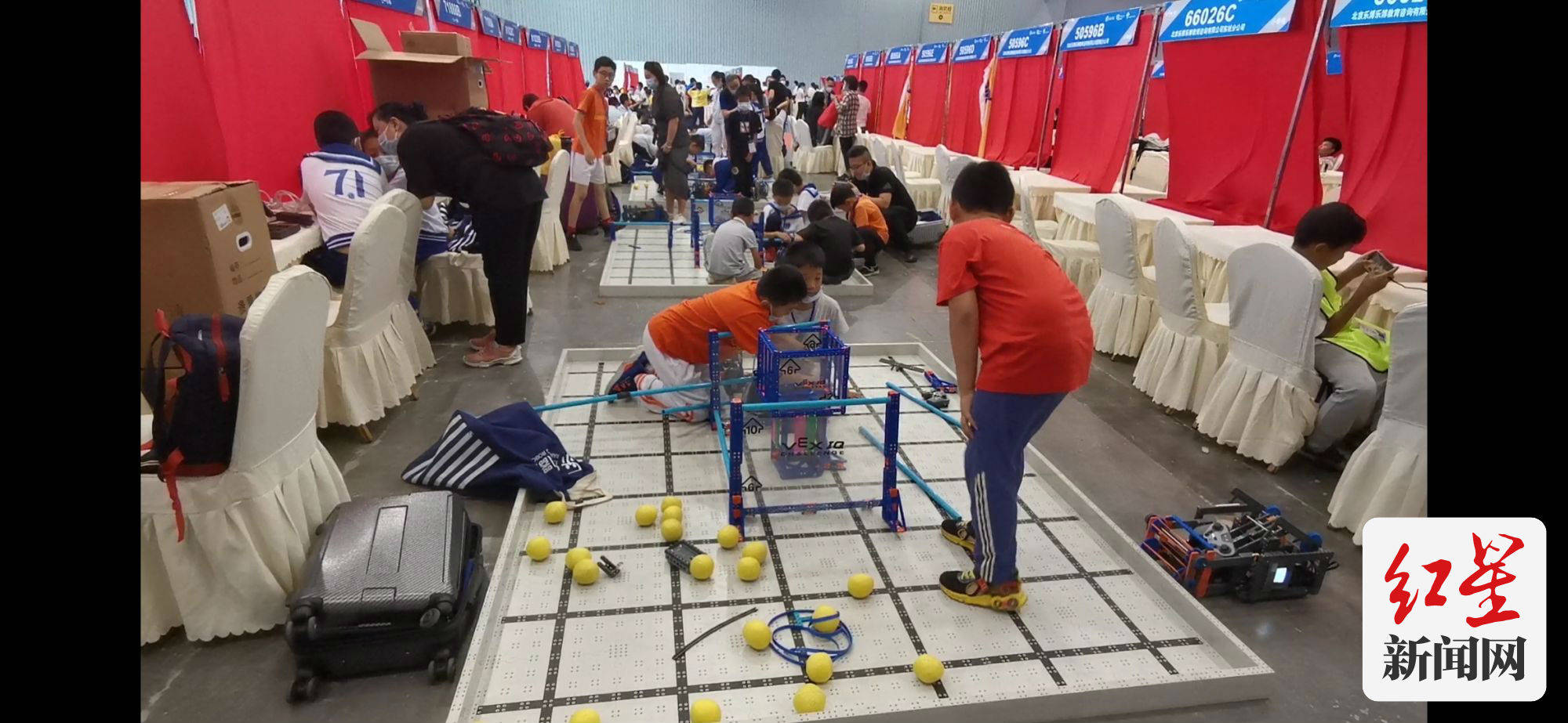文化|VEX机器人成都西区赛开赛 IGS博览会上演“铁甲大战”
