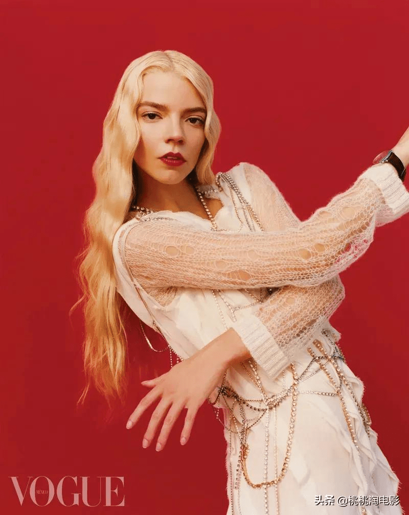 组图:小仙女安雅·泰勒-乔伊复古风格写真大片,金发红唇惊艳_封面