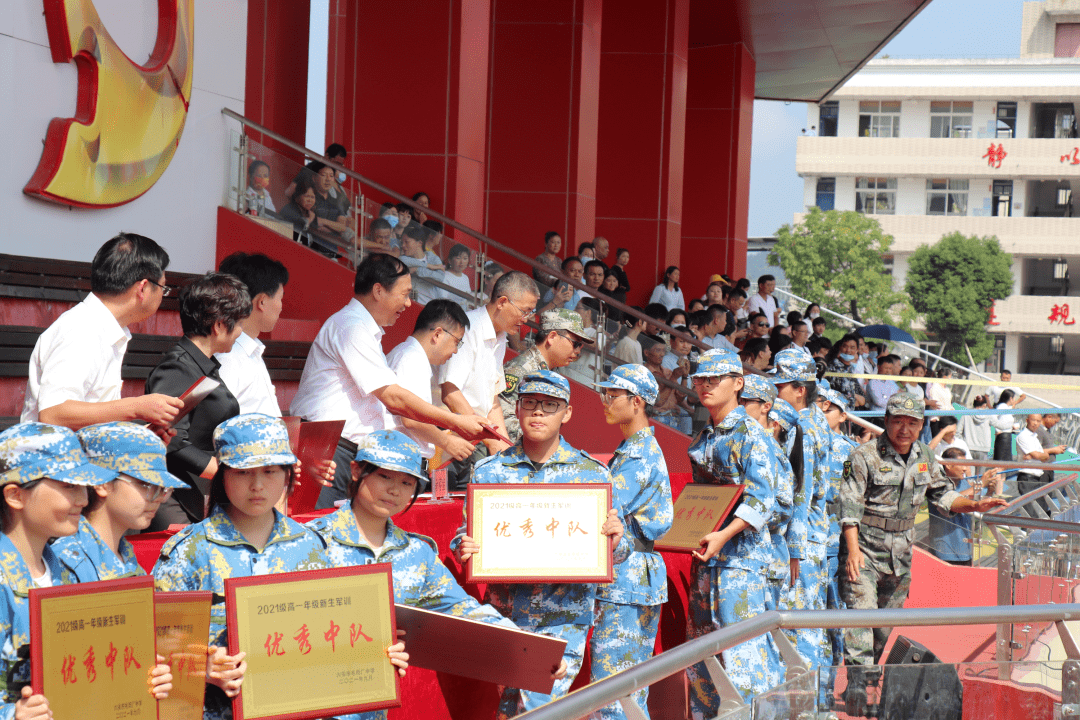 经过一周的艰苦训练,9月30日上午9点30分,毛坦厂中学2021级新生军训