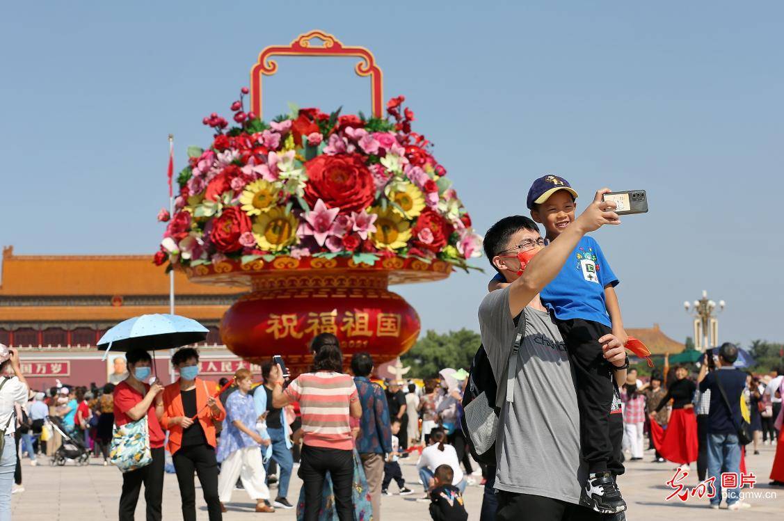 光明图刊 多彩形式迎国庆佳节 祝福